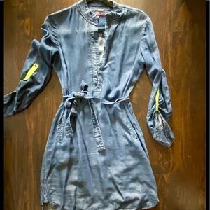 Tahari denim tunic/ dress - sleeves button to 3/4 w neon contrast tab, self tie.